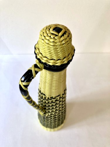 Grande bouteille scoubidou jaune et noire, années 1960