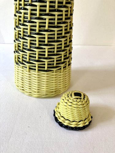 Grande bouteille scoubidou jaune et noire, années 1960