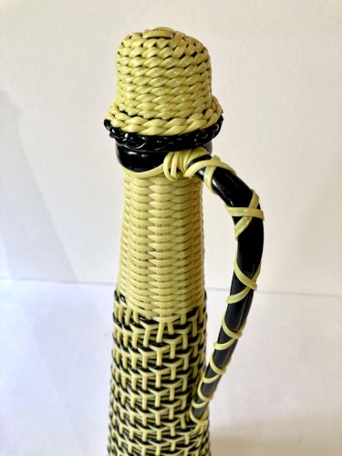 Grande bouteille scoubidou jaune et noire, années 1960