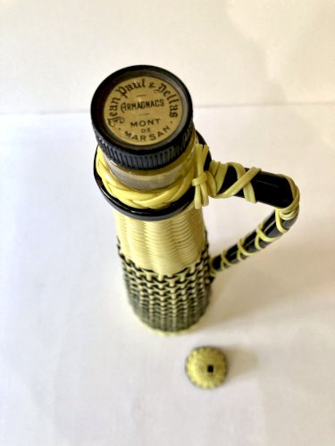 Grande bouteille scoubidou jaune et noire, années 1960