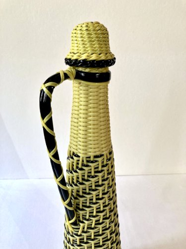 Grande bouteille scoubidou jaune et noire, années 1960