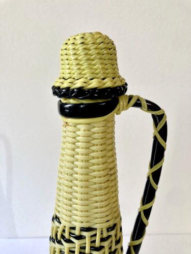 Grande bouteille scoubidou jaune et noire, années 1960