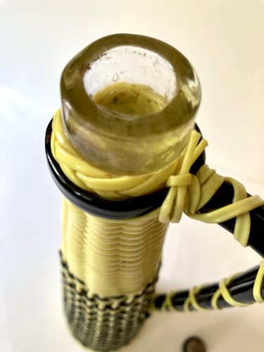 Grande bouteille scoubidou jaune et noire, années 1960