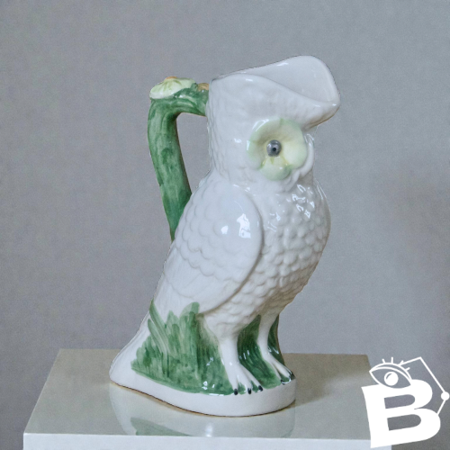 Grande carafe ancienne en barbotine hibou / chouette