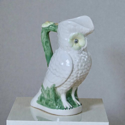 Grande carafe ancienne en barbotine hibou / chouette