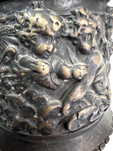 Grande cloche murale en bronze XIXe – Décor d’angelots en repoussé – Patine