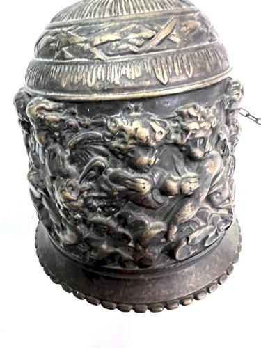 Grande cloche murale en bronze XIXe – Décor d’angelots en repoussé – Patine