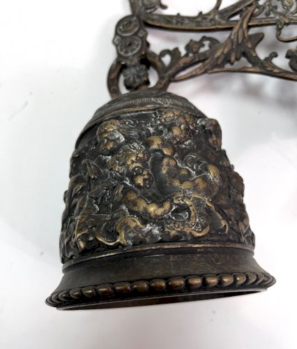 Grande cloche murale en bronze XIXe – Décor d’angelots en repoussé – Patine