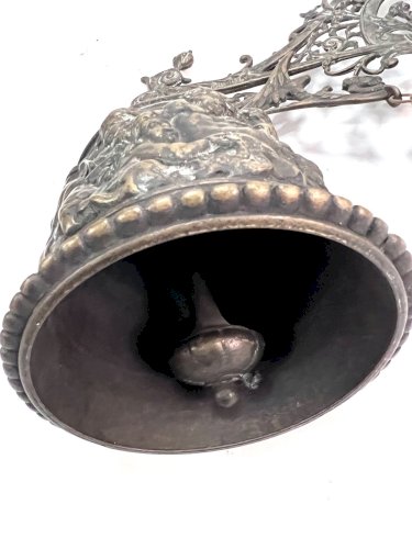 Grande cloche murale en bronze XIXe – Décor d’angelots en repoussé – Patine