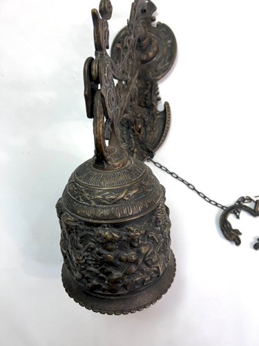 Grande cloche murale en bronze XIXe – Décor d’angelots en repoussé – Patine