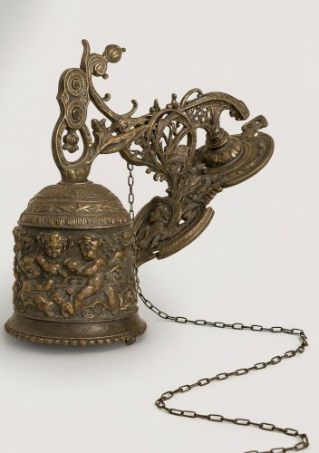 Grande cloche murale en bronze XIXe – Décor d’angelots en repoussé – Patine