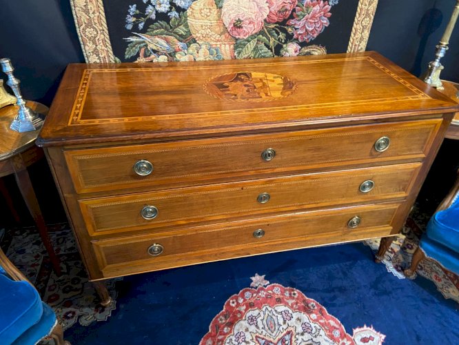 Grande commode Louis XVI 3 tiroirs décor marqueté scène à l'Antique fin XVIIIe