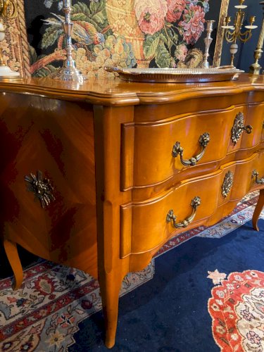 Grande commode sauteuse à façade arbalète merisier blond ornement bronze soleil