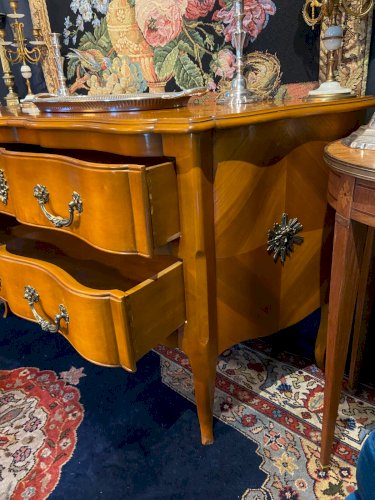 Grande commode sauteuse à façade arbalète merisier blond ornement bronze soleil