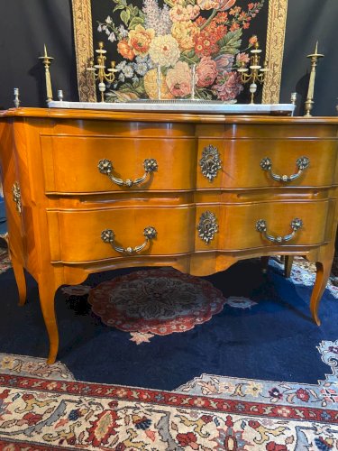 Grande commode sauteuse à façade arbalète merisier blond ornement bronze soleil