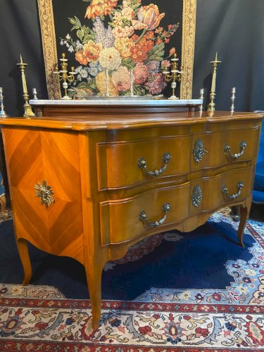 Grande commode sauteuse à façade arbalète merisier blond ornement bronze soleil