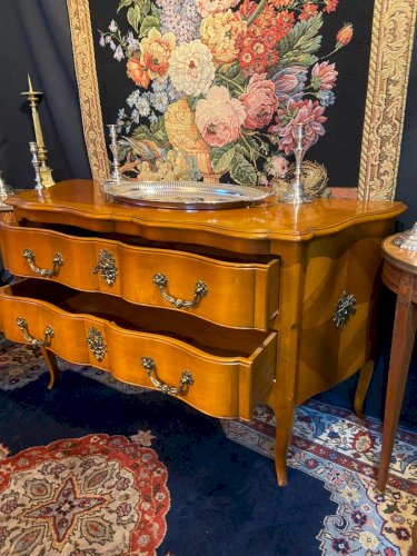 Grande commode sauteuse à façade arbalète merisier blond ornement bronze soleil