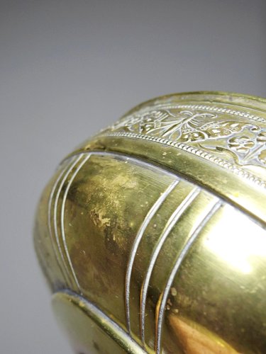 Grande coupe à fruits en laiton repoussé fleurs et papillon art déco/nouveau