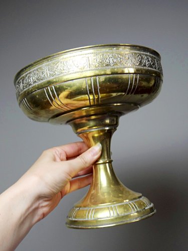 Grande coupe à fruits en laiton repoussé fleurs et papillon art déco/nouveau