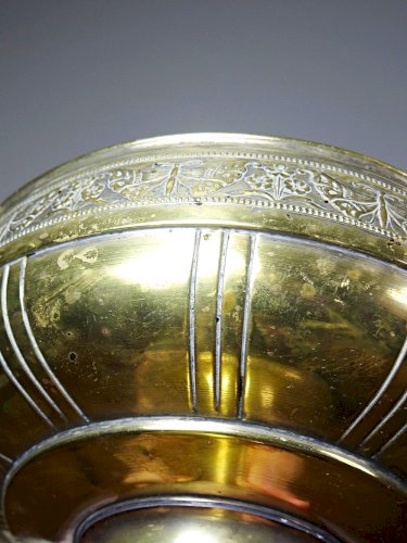 Grande coupe à fruits en laiton repoussé fleurs et papillon art déco/nouveau