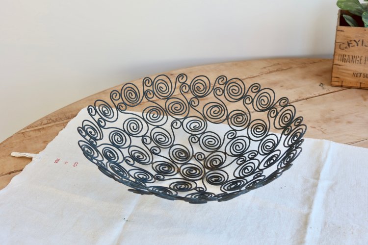 Grande coupe à fruits en métal noir ajouré – Décor arabesques