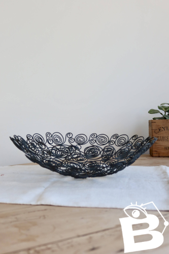 Grande coupe à fruits en métal noir ajouré – Décor arabesques