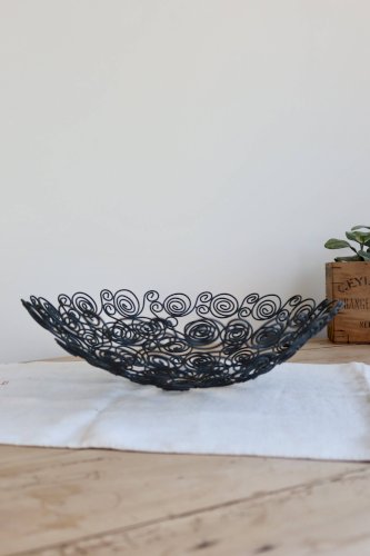 Grande coupe à fruits en métal noir ajouré – Décor arabesques