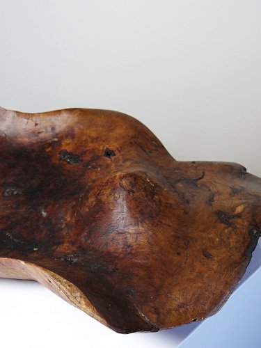 Grande coupe monoxyle en bois brut dolivier foncé années 50