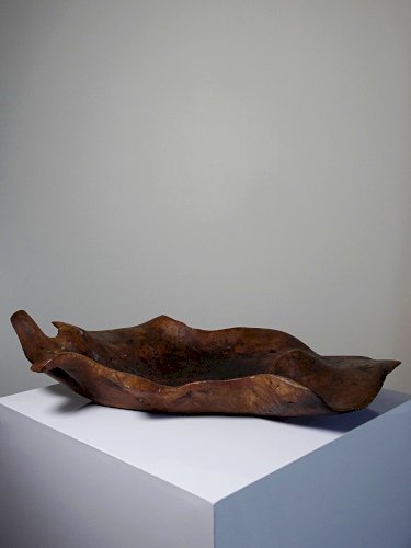 Grande coupe monoxyle en bois brut dolivier foncé années 50