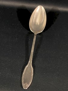 Grande cuillère à ragoût en métal argenté de style Louis XVI