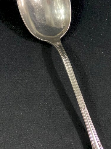 Grande cuillère à ragoût en métal argenté de style Louis XVI