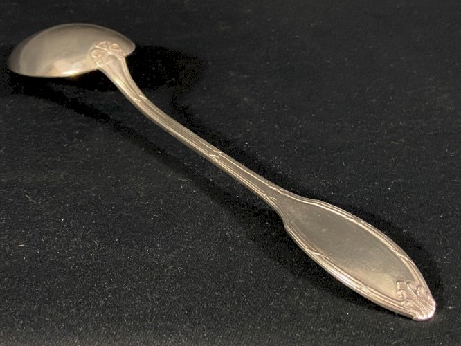 Grande cuillère à ragoût en métal argenté de style Louis XVI