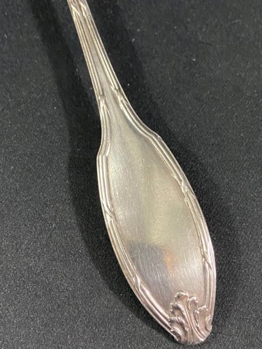 Grande cuillère à ragoût en métal argenté de style Louis XVI