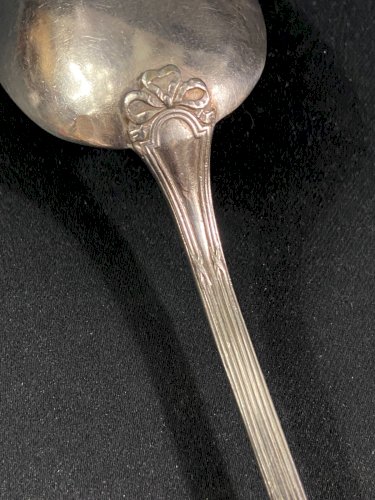 Grande cuillère à ragoût en métal argenté de style Louis XVI