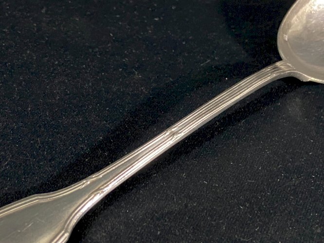 Grande cuillère à ragoût en métal argenté de style Louis XVI