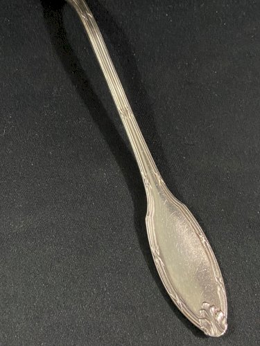 Grande cuillère à ragoût en métal argenté de style Louis XVI