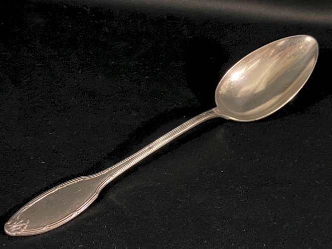 Grande cuillère à ragoût en métal argenté de style Louis XVI