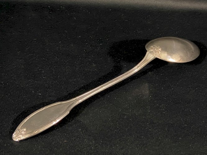 Grande cuillère à ragoût en métal argenté de style Louis XVI