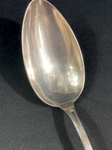 Grande cuillère à ragoût en métal argenté de style Louis XVI