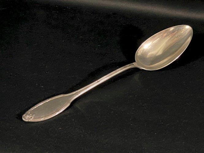 Grande cuillère à ragoût en métal argenté de style Louis XVI