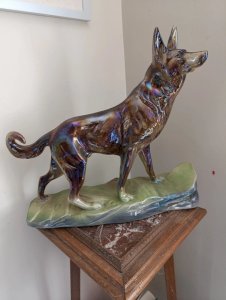 Grande et belle sculpture en céramique de chien signée H Béquet en Belgique en bon état