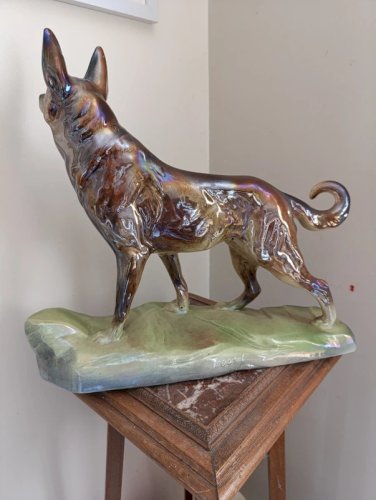 Grande et belle sculpture en céramique de chien signée H Béquet en Belgique en bon état