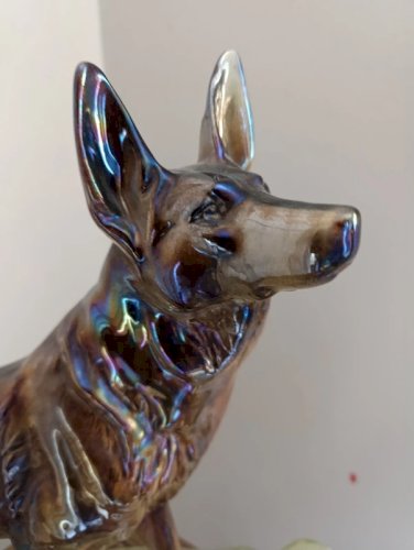 Grande et belle sculpture en céramique de chien signée H Béquet en Belgique en bon état