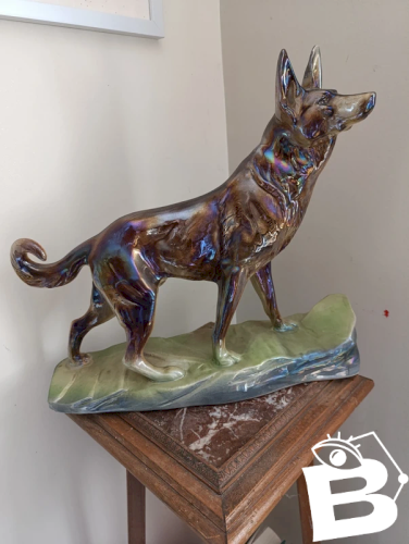 Grande et belle sculpture en céramique de chien signée H Béquet en Belgique en bon état