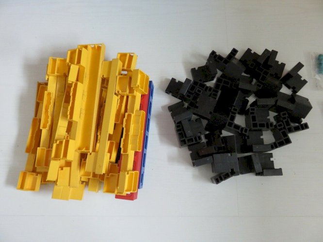 GRANDE ETAGERE  DORON LACHISCH  EN POLYPROPYLENE ERA MEMPHIS ANNEES 80 