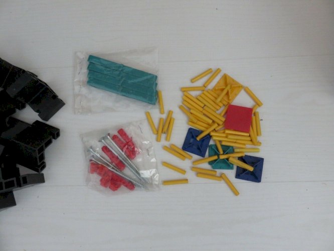 GRANDE ETAGERE  DORON LACHISCH  EN POLYPROPYLENE ERA MEMPHIS ANNEES 80 