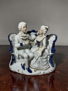 Grande figurine en porcelaine style Capodimonte – Couple romantique – Bleu cobalt et dorure – 17 cm