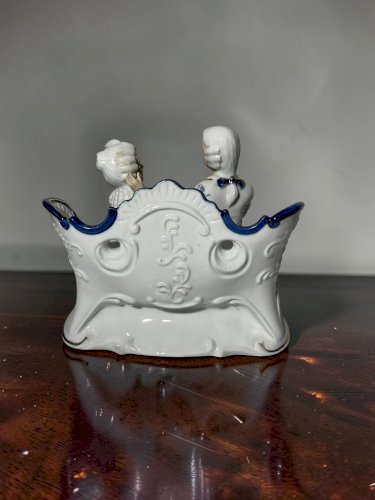 Grande figurine en porcelaine style Capodimonte – Couple romantique – Bleu cobalt et dorure – 17 cm