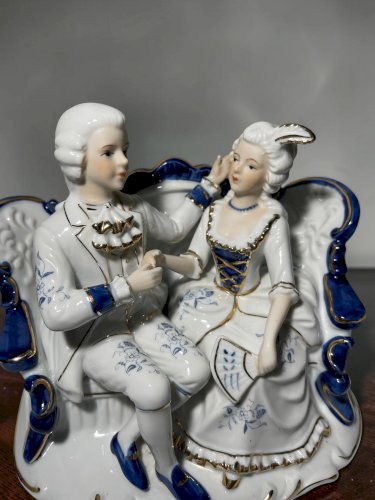 Grande figurine en porcelaine style Capodimonte – Couple romantique – Bleu cobalt et dorure – 17 cm