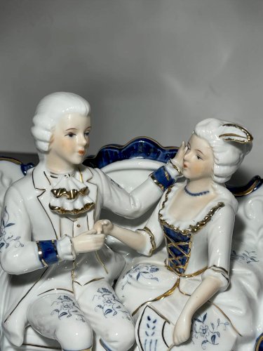Grande figurine en porcelaine style Capodimonte – Couple romantique – Bleu cobalt et dorure – 17 cm